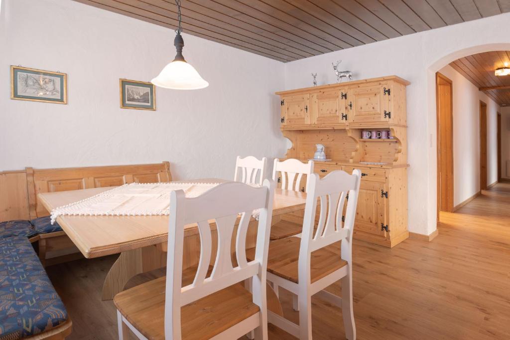 una cucina e una sala da pranzo con tavolo e sedie di Apartment Jungfrau Lodge a Grindelwald