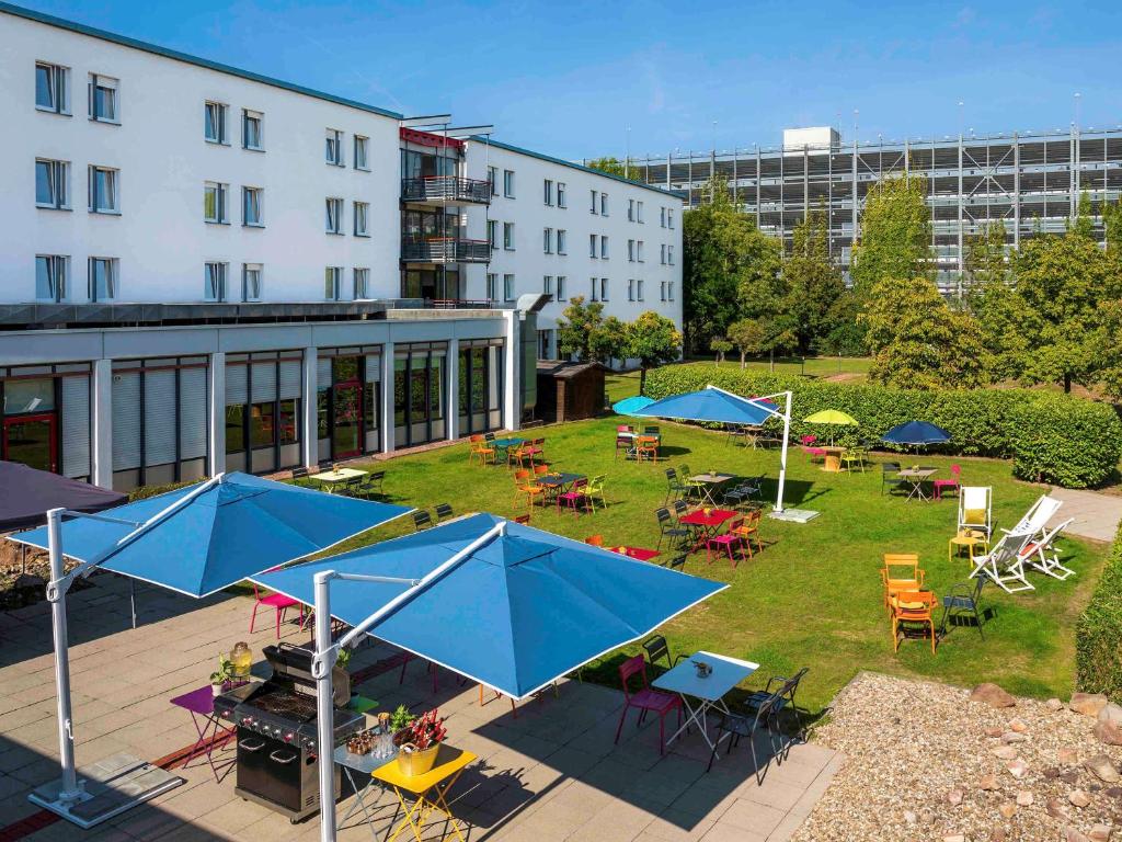 Greet hotel Darmstadt - an Accor hotel - के बाहर एक बगीचा