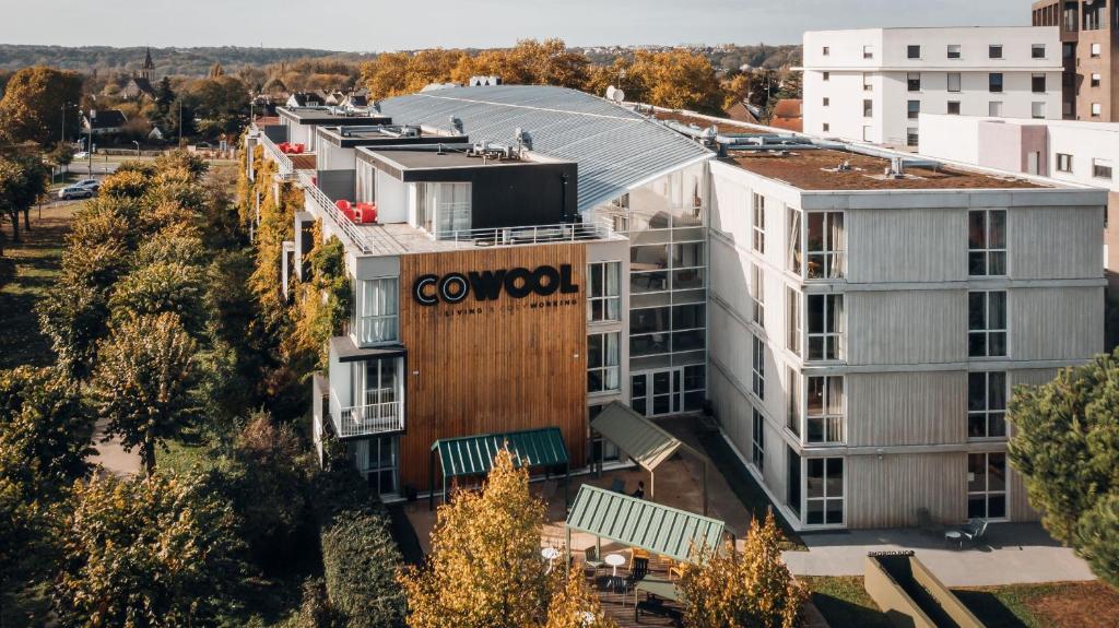 een luchtzicht op het coooodgebouw bij COWOOL Cergy in Cergy