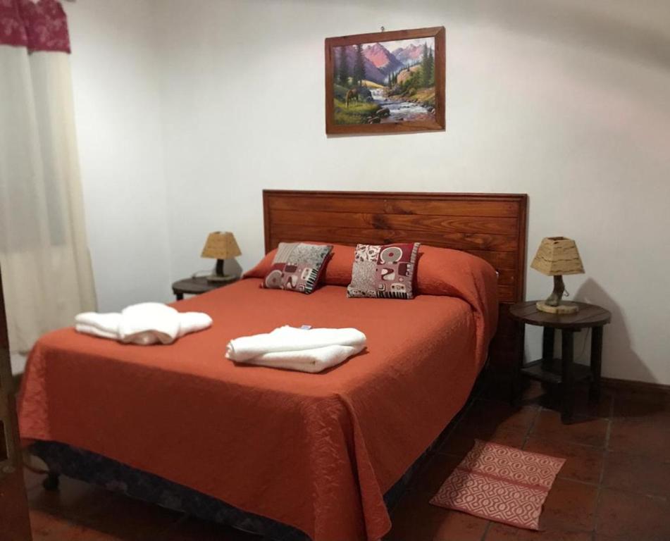 una camera da letto con un letto e due asciugamani di Departamento Cafayate a Cafayate