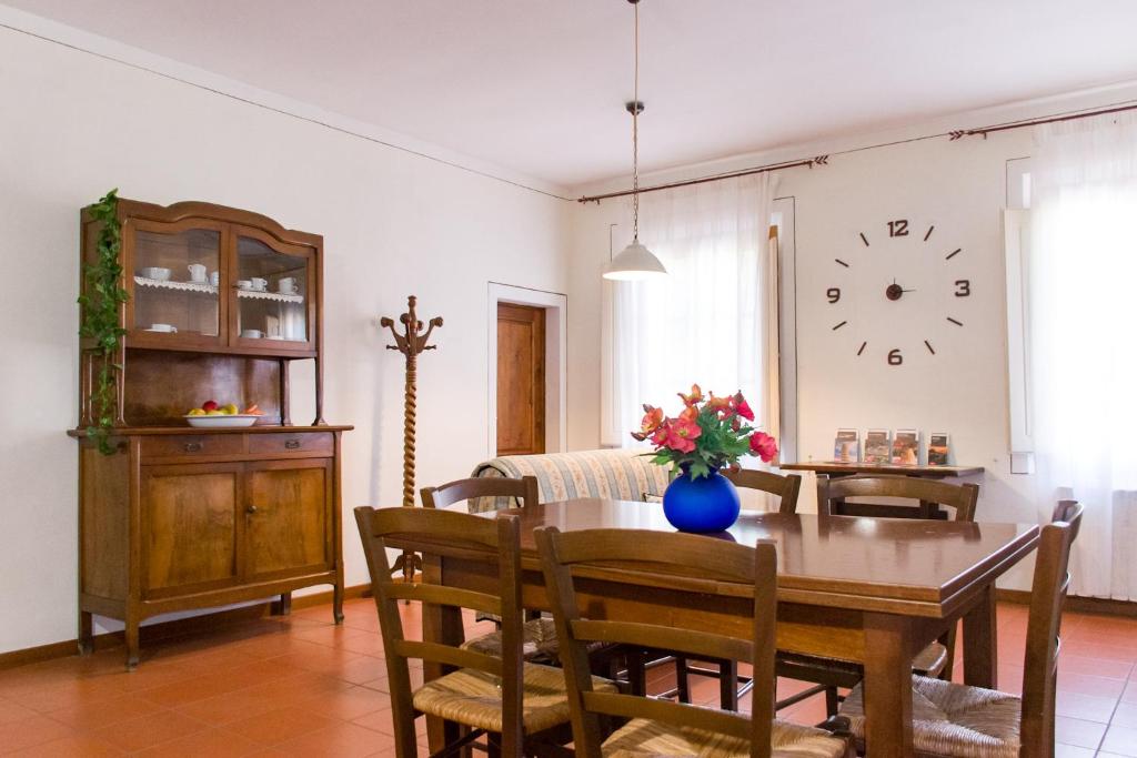 Foto de la galeria de Bright Holiday Home in the countryside near Pisa a San Miniato