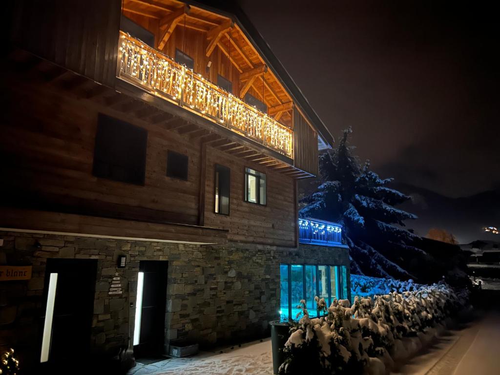 ein Gebäude mit Weihnachtslichtern in der Nacht in der Unterkunft Chalet Amour blanc in Les Houches