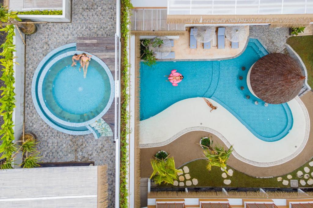 - une vue sur la piscine pour 2 personnes dans l'établissement Roomates Surf Camp Canggu by Ini Vie Hospitality, à Canggu