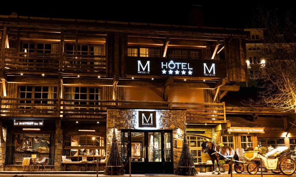 een hotel waar een paard voor staat bij M de Megève in Megève