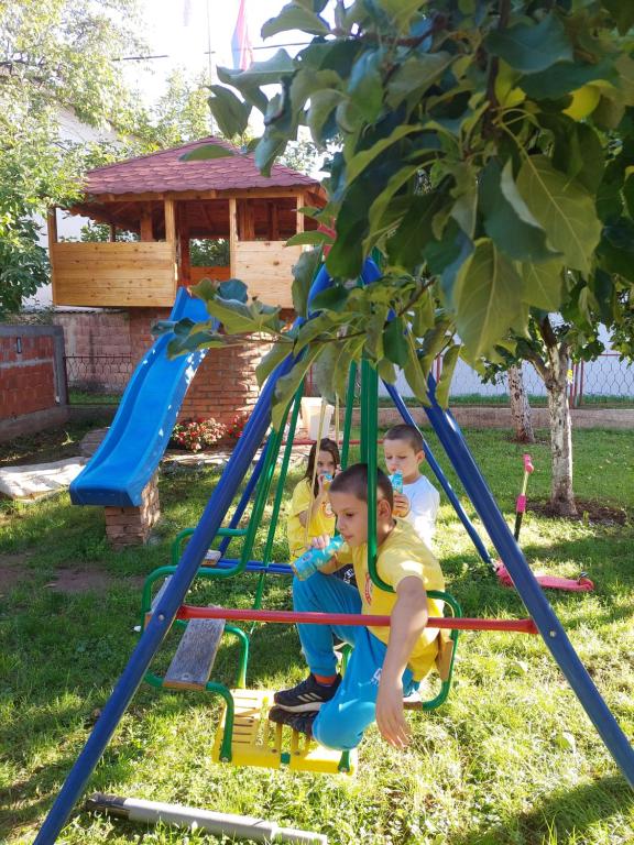 un grupo de niños jugando en un parque infantil en Z A M A K, en Niška Banja