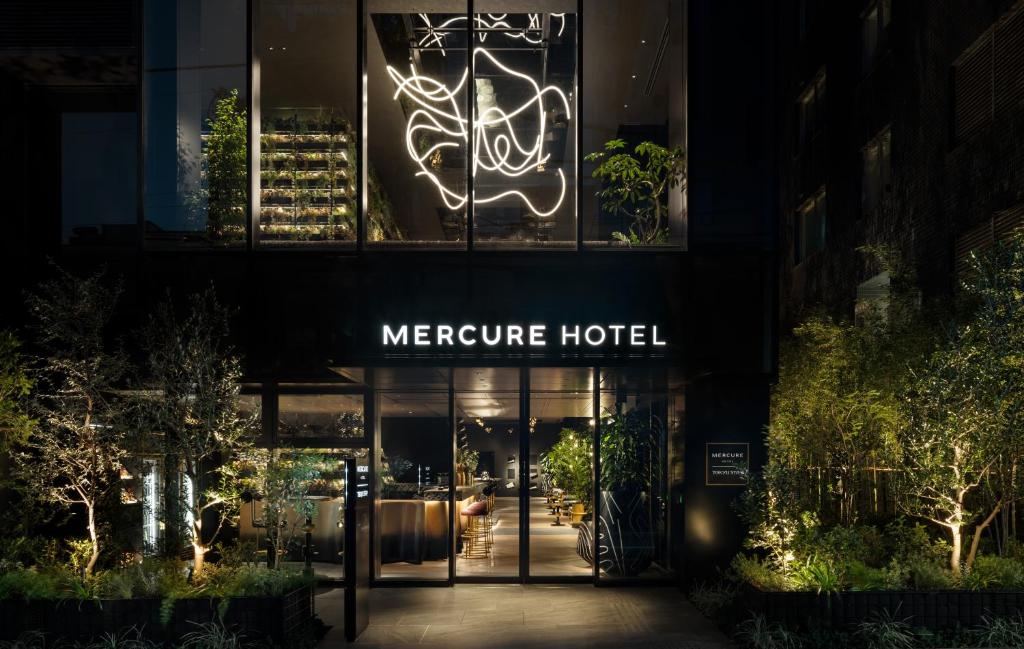 un hotel tranquilo por la noche con un letrero de neón en Mercure Tokyu Stay Osaka Namba, en Osaka