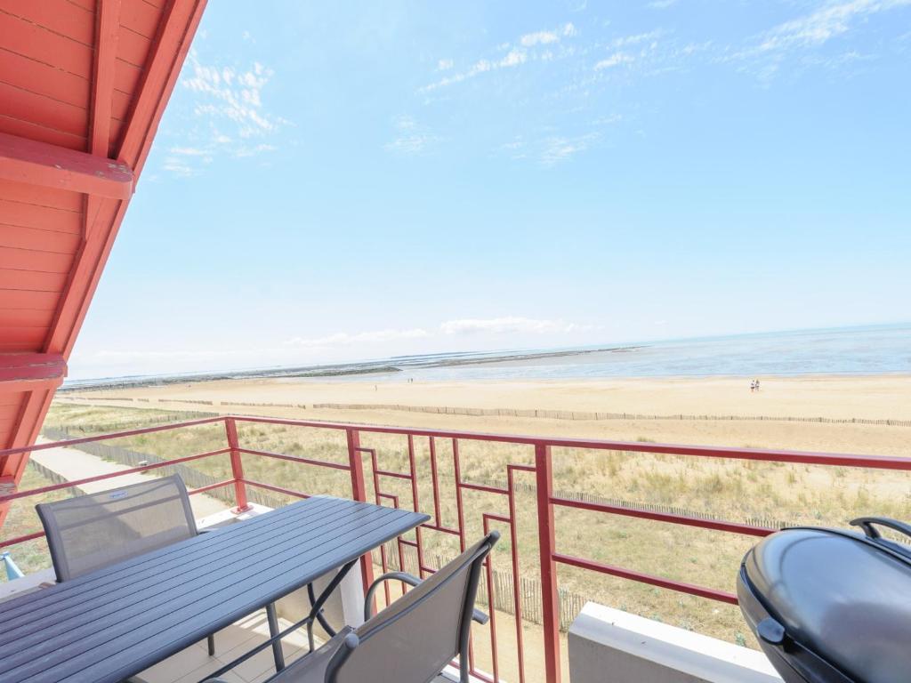 Balkoni atau teres di Appartement T2 en Front de Mer avec Balcon, Wifi et Parking - Châtelaillon-Plage - FR-1-535-5