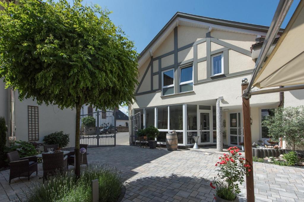 una grande casa con un patio di fronte di Gästehaus Schmitt a Appenheim