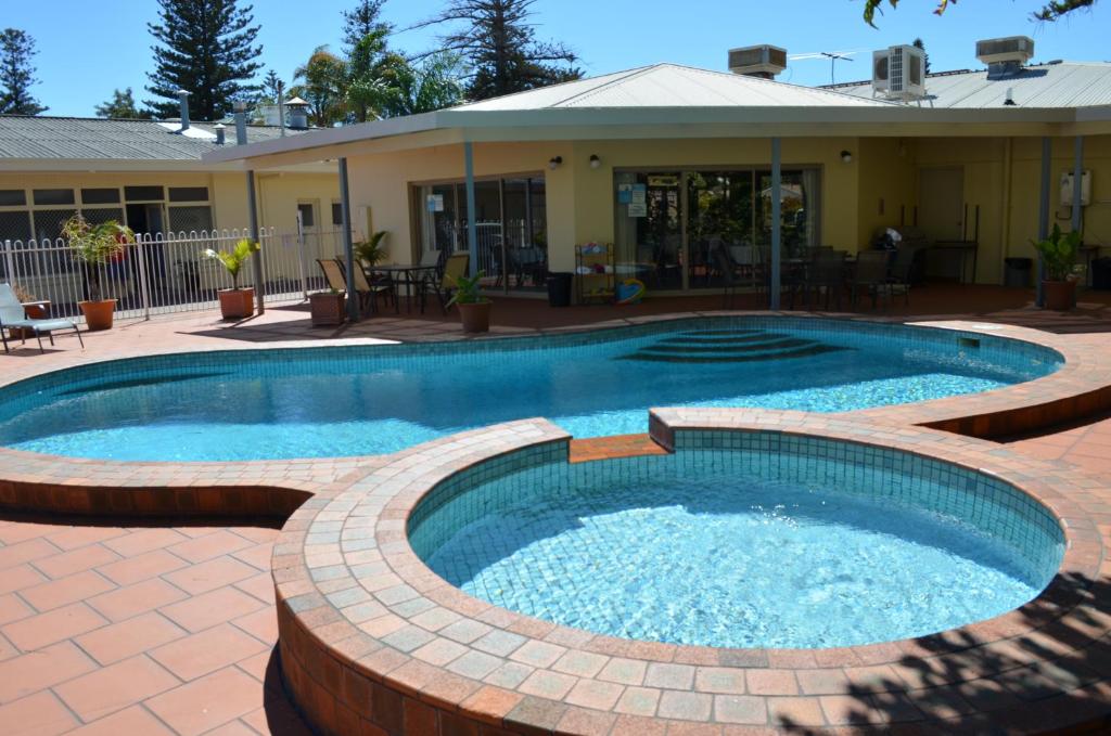 The swimming pool at or close to Glenelg Motel