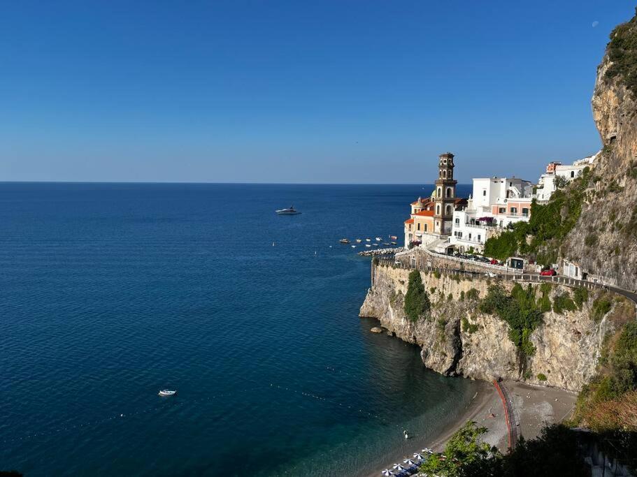 un groupe de bâtiments sur une falaise à côté de l'océan dans l'établissement Casa Angelica, à Ravello