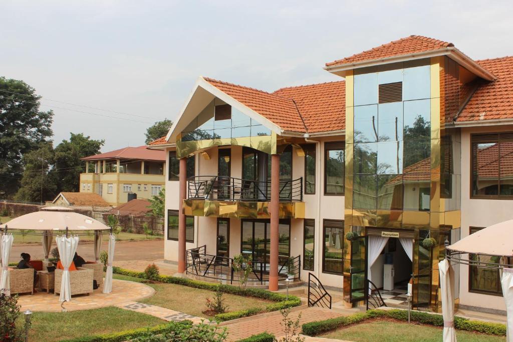 Elle offre une vue sur un bâtiment doté d'une terrasse. dans l'établissement Signature Hotel Apartments, à Jinja