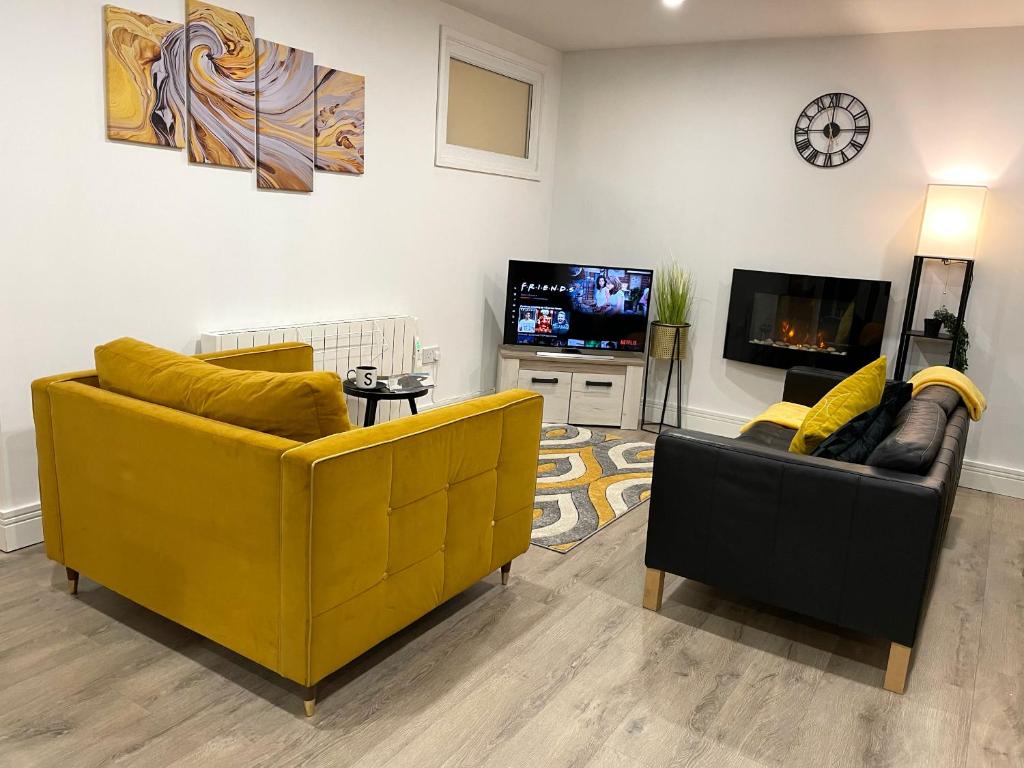 TV tai viihdekeskus majoituspaikassa Luxurious 2 Bed Apartment In Heart Of Burnley With Private Parking