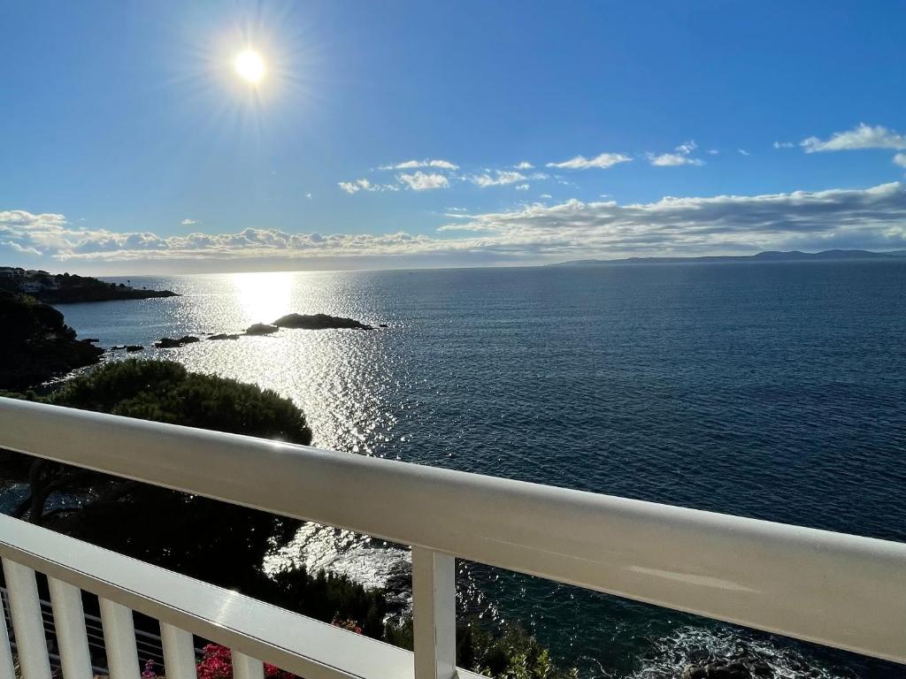 a view of the ocean from a balcony at Apartament Belvedere in Roses