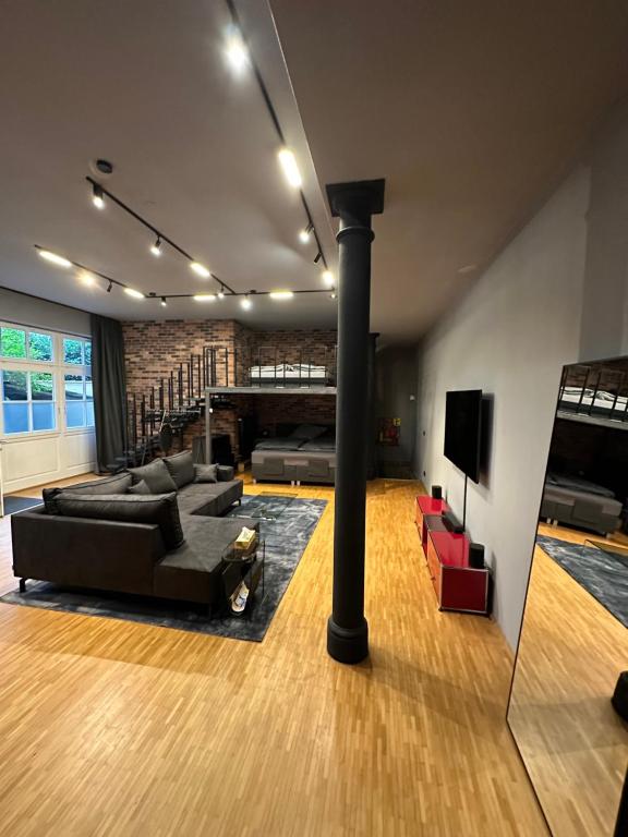 uma sala de estar com um sofá preto e uma lareira em Loft mit privater Sauna em Heidelberg