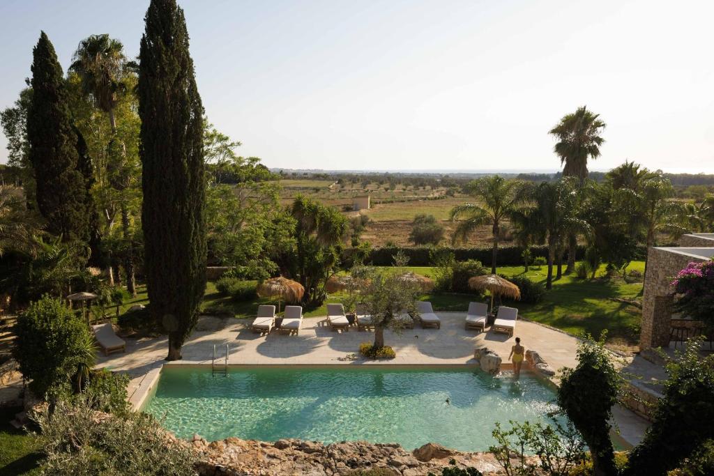 ein Bild eines Swimmingpools in einem Garten in der Unterkunft Tenuta Negroamaro in Gallipoli