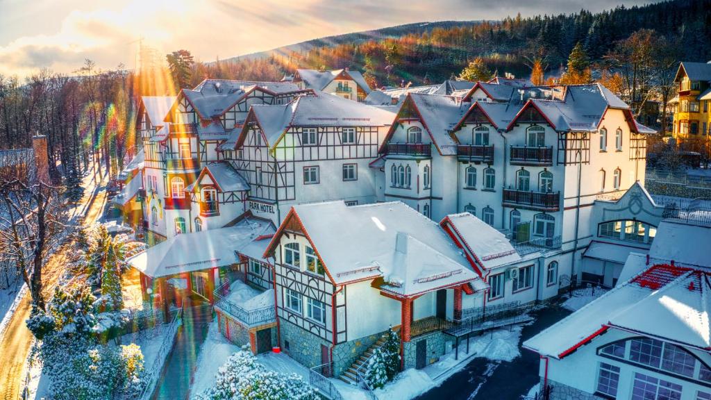 una vista aerea di una grande casa coperta di neve di Park Hotel Kur & Spa a Świeradów-Zdrój