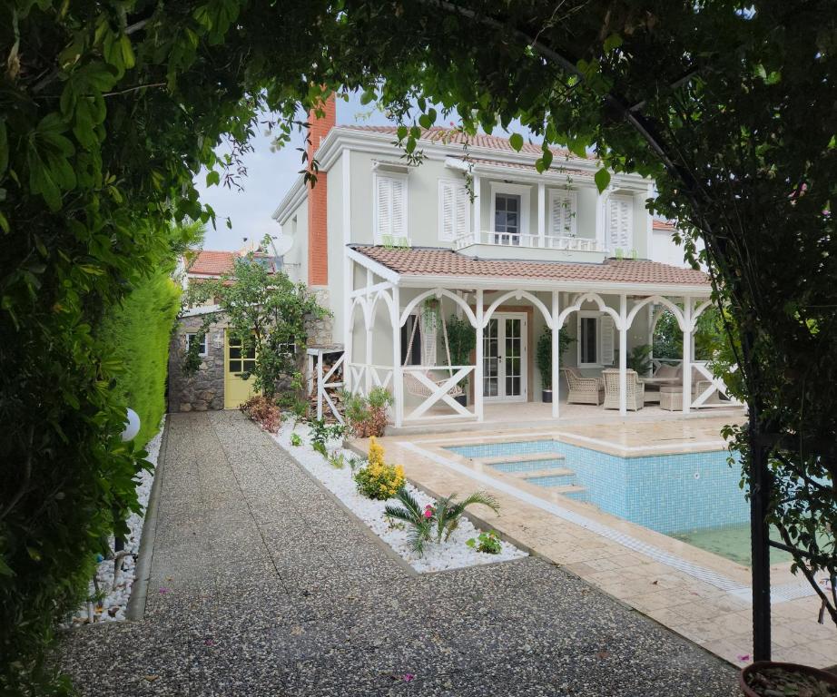 Swimmingpoolen hos eller tæt på Villa Kayi Kottage in Peaceful calis few minutes from Çaliş sunny Beach