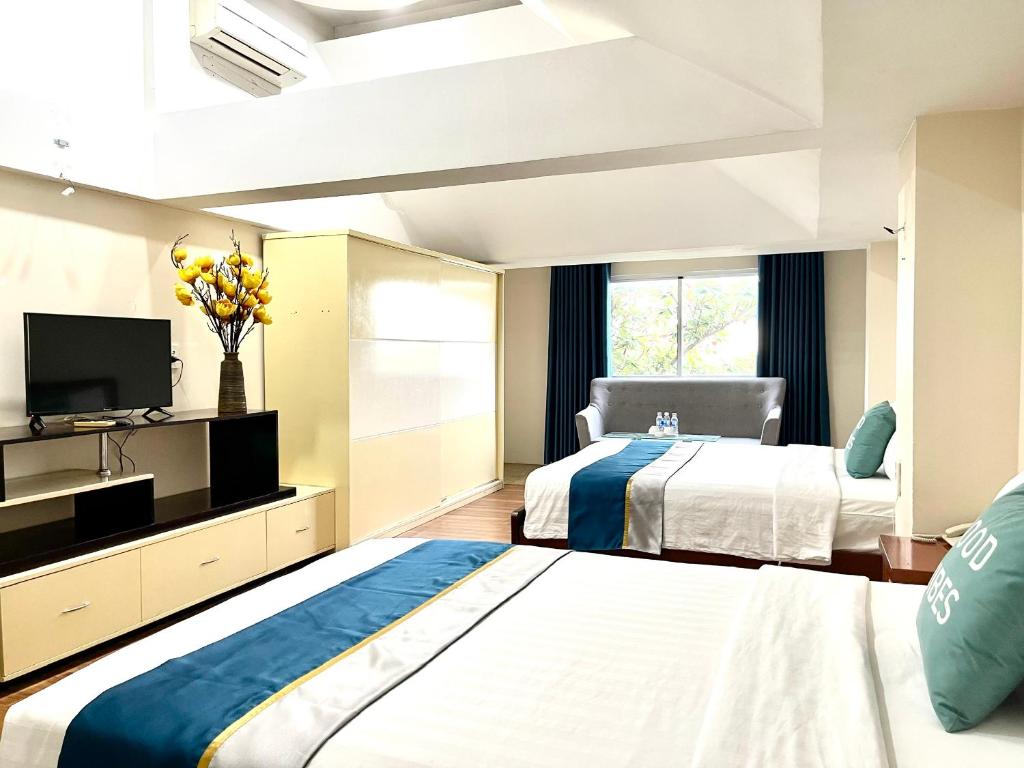 Una cama o camas en una habitación de Hoa De Nhat Hotel- Sân Bay Tân Sơn Nhất