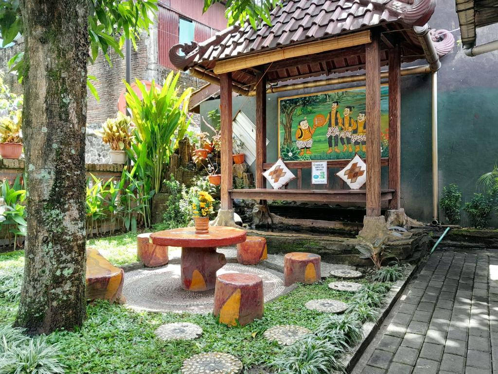 A garden outside Ngampilan Backpacker Hostel