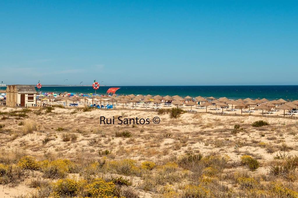 einen Strand mit einer Reihe von Stühlen und dem Meer in der Unterkunft Manta Villa 2 in Manta Rota