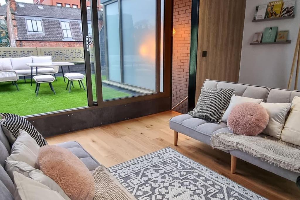 Uma área de estar em Stunning Luxury Townhouse in Centre of Manchester