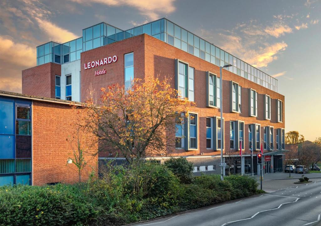 een gebouw met een bord aan de zijkant bij Leonardo Hotel Exeter in Exeter