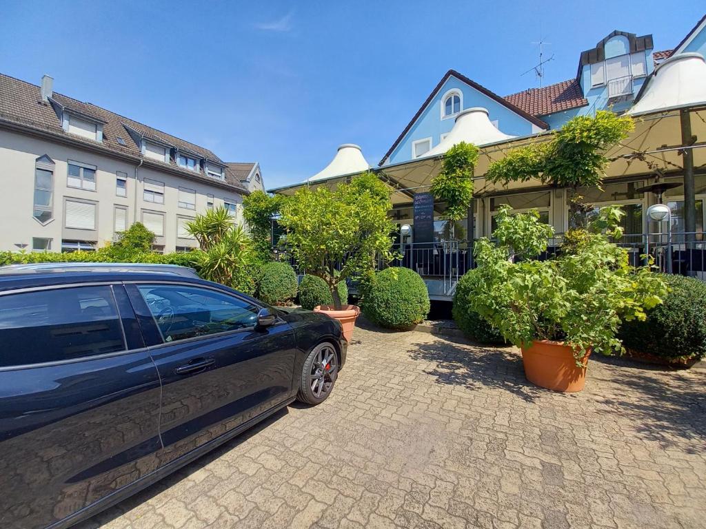 un'auto parcheggiata in un vialetto di fronte a una casa di Eisberg Hotel Schwanen a Lahr