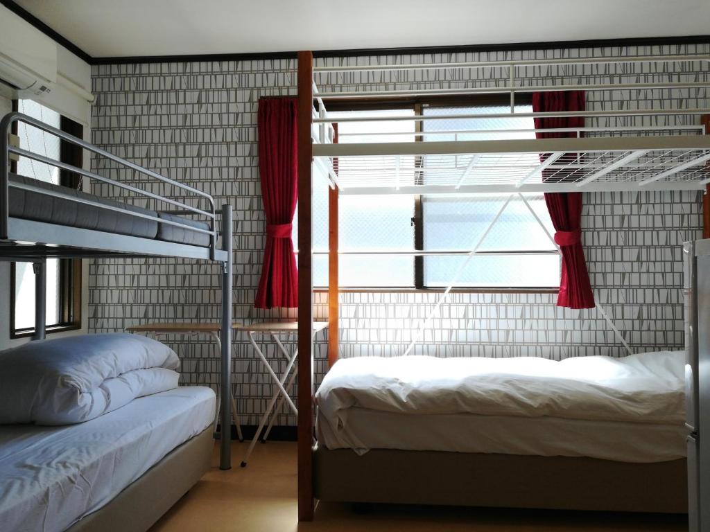 - une chambre avec 2 lits superposés et une fenêtre dans l'établissement COTE sakuragawa "Room 201,301,401" - Vacation STAY 03144v, à Osaka