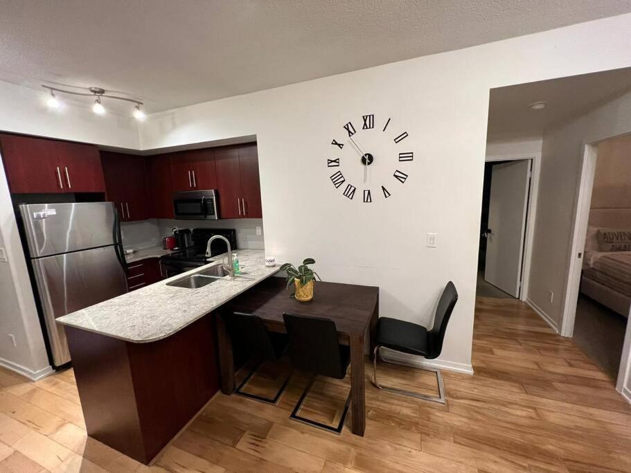 Una cocina o kitchenette en Prestigious 2-Bdrm Condo - across from Scotiabank Arena