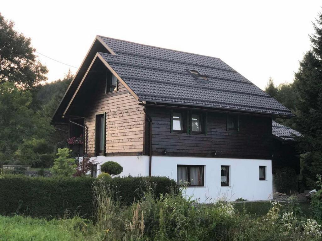 une maison au toit noir dans l'établissement Apartment Monte Rosa, à Delnice