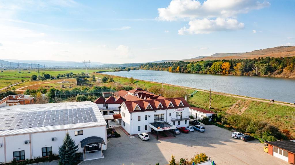 - une vue aérienne sur une grande maison avec une rivière dans l'établissement Pensiunea Casa Zanelor, à Floreşti