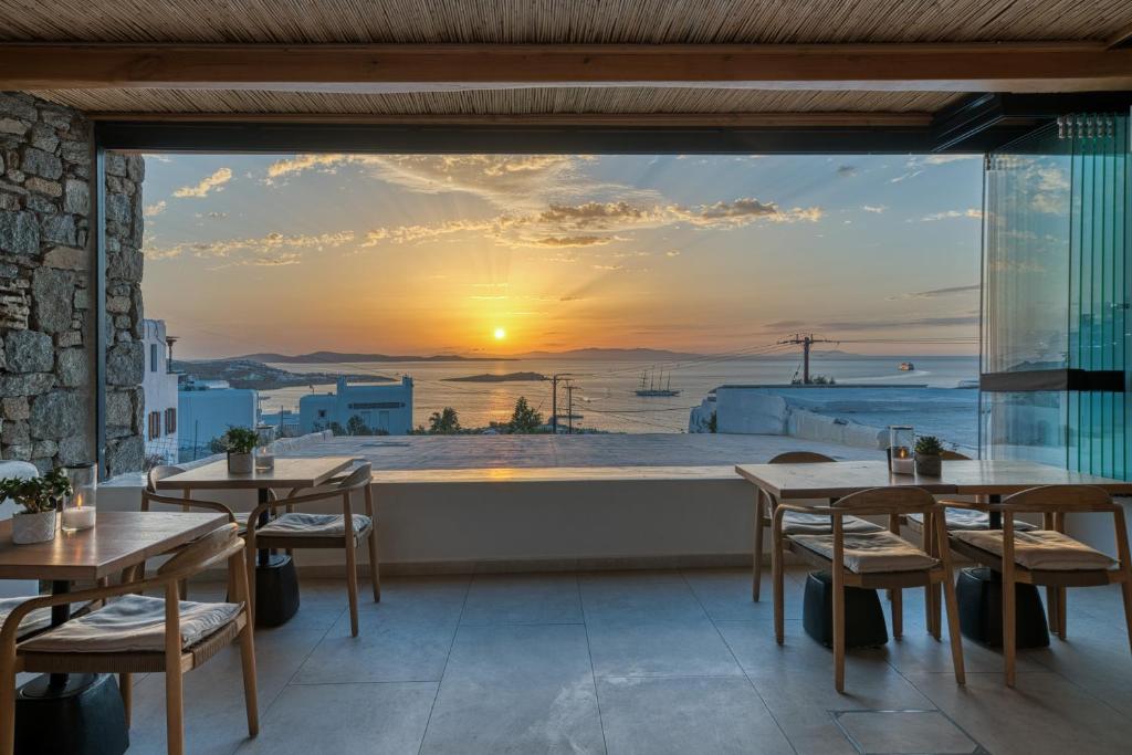 een restaurant met uitzicht op de zonsondergang bij Damianos Mykonos Hotel in Mykonos-stad