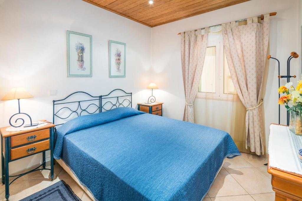 Un dormitorio con una cama azul y una ventana en Private 2 Bed Apartment in Albufeira Old Town, en Albufeira