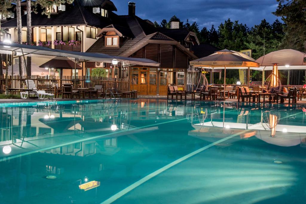 Piscina a Hotel Zlatiborska Noc o a prop