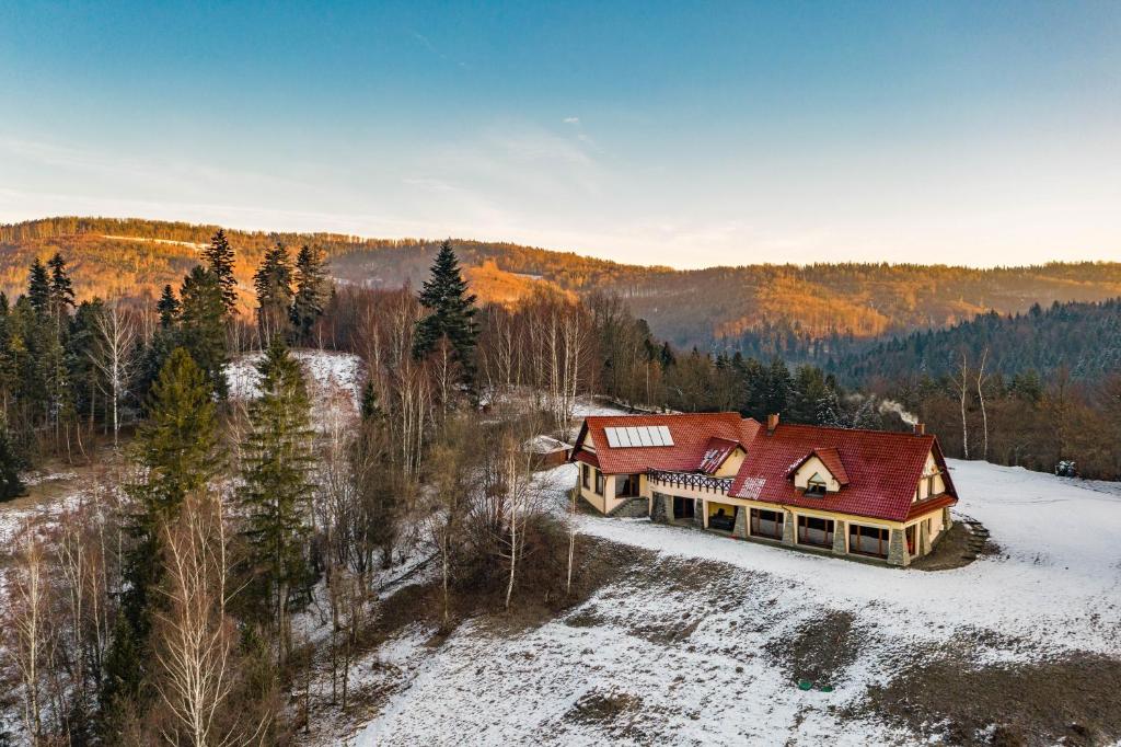 una vista aérea de una casa con techo rojo en Top Mountain Villa, en Wisła