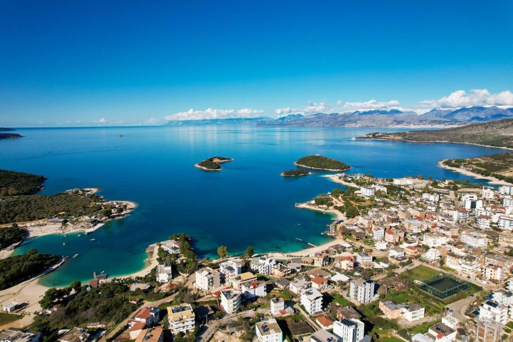 Vue aérienne d'une ville sur la rive d'un lac dans l'établissement Guest House Gerard, à Ksamil