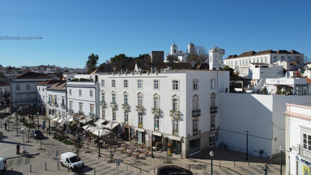 una vista aerea di un edificio bianco in una città di Formosa Guest House a Tavira