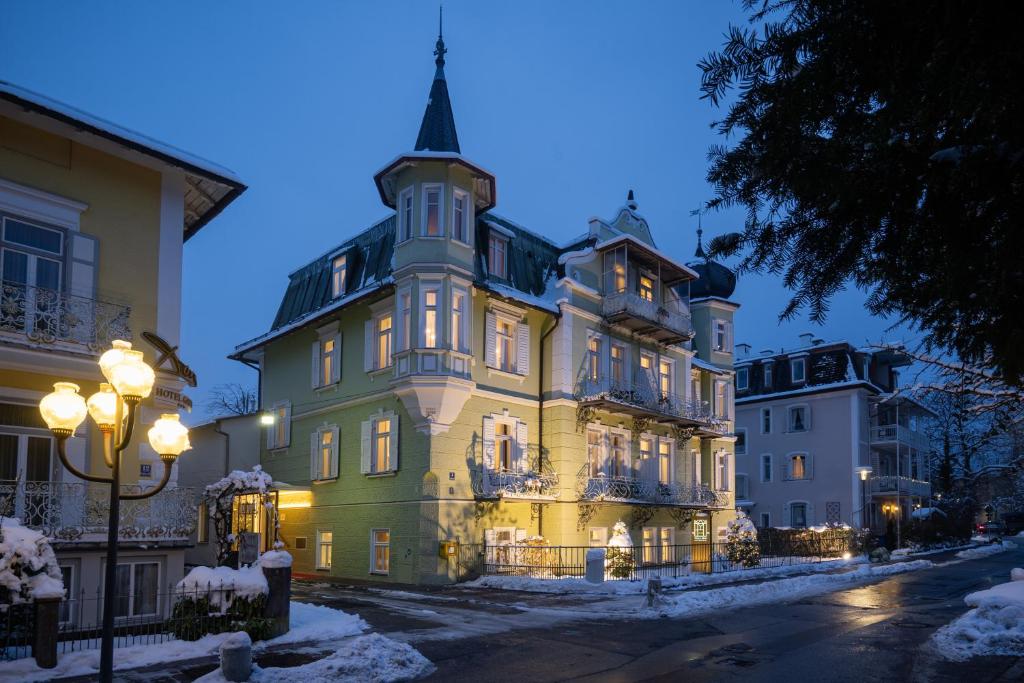 een groot gebouw met een toren erop bij Villa Rein Boutiquehotel in Bad Reichenhall