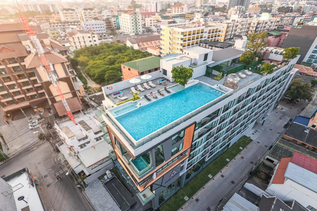 una vista aérea de un edificio con piscina en Amethyst Hotel Pattaya, en Pattaya central