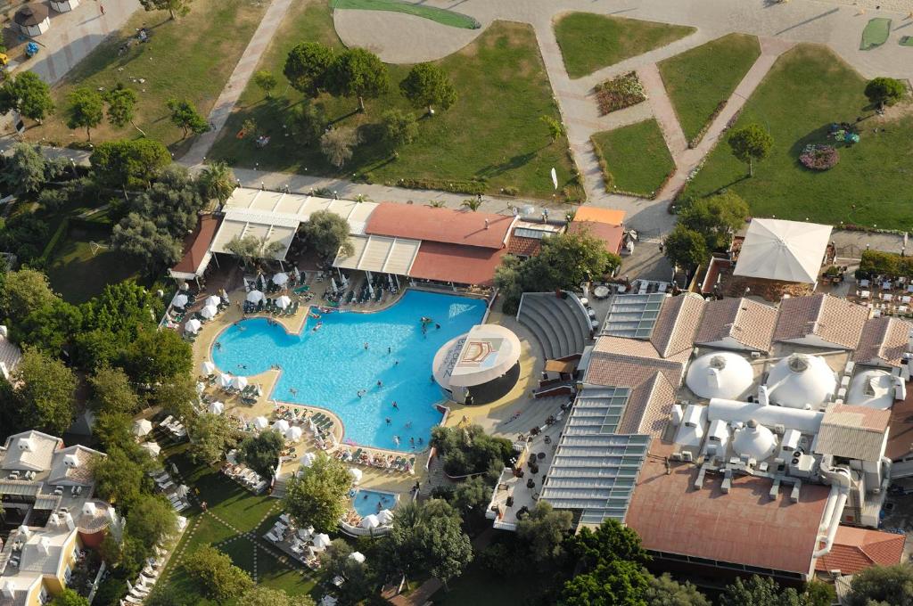 Baseinas apgyvendinimo įstaigoje Belcekiz Beach Club - All Inclusive arba netoliese