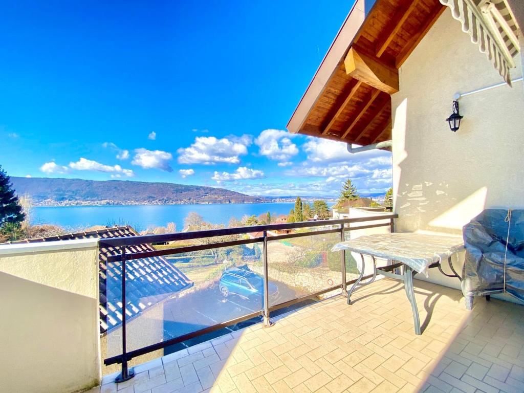 einen Balkon mit Blick auf das Wasser in der Unterkunft F3 lumineux avec terrasse, parking et WiFi à Veyrier-du-Lac - FR-1-432-81 in Veyrier-du-Lac