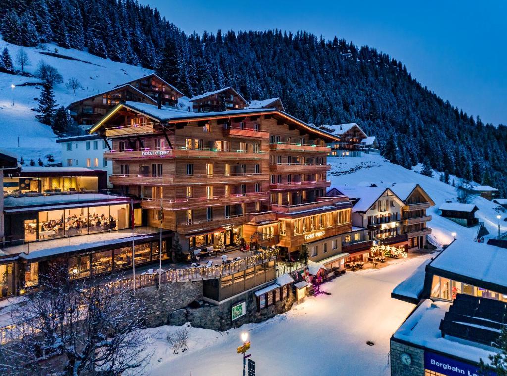 eine große Lodge in den Bergen mit Schnee in der Unterkunft Eiger Mürren Swiss Quality Hotel in Mürren