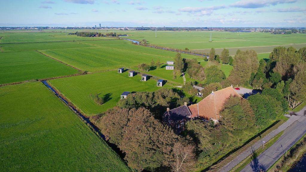 uma vista aérea de uma quinta com uma casa e árvores em Hotel & Restaurant Weidumerhout em Weidum