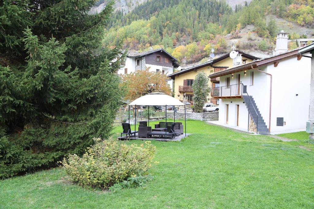 O grădină în afara Appartamenti vista Monte Bianco Courmayeur-Entrèves