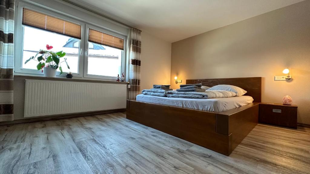 1 dormitorio con 1 cama grande y ventana grande en Pension zum Winterberg, en Elsterwerda