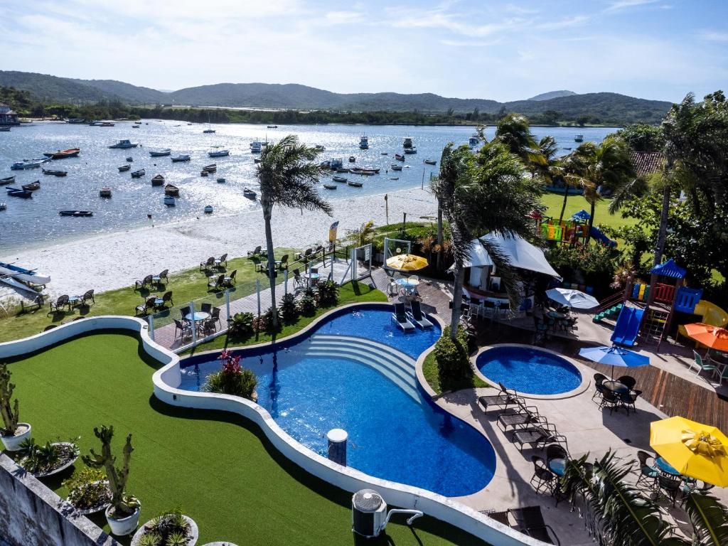 een luchtzicht op een resort met een zwembad en een strand bij Hotel Paradiso del Sol in Cabo Frio