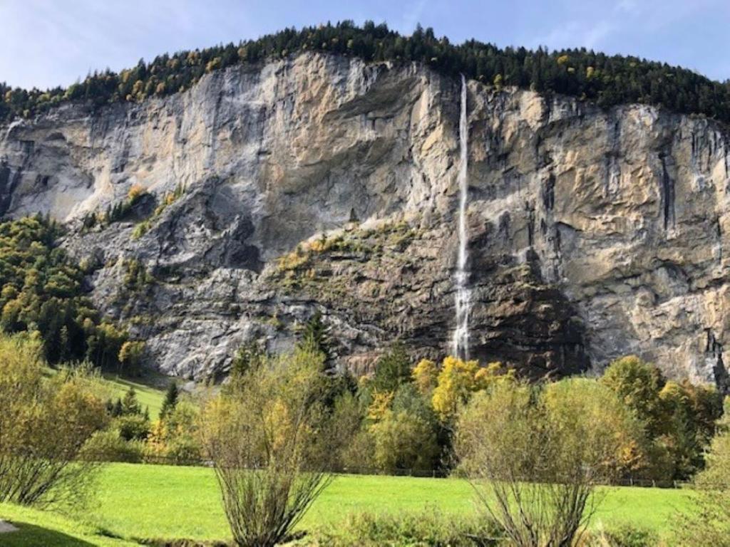 wodospad na zboczu góry w obiekcie Komfortabel, Perfekte Lage, neue Wohnung, gratis P w mieście Lauterbrunnen