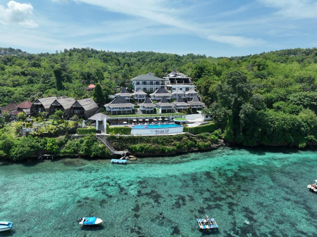 una vista aérea de un complejo con barcos en el agua en Sea La Vie Resort Nusa Penida, en Nusa Penida