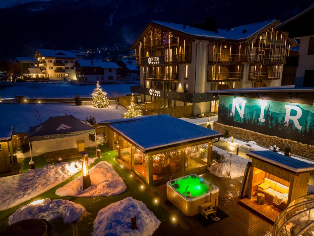 uma vista para um hotel à noite com uma piscina em Nira Mountain Resort Futura em Valdidentro