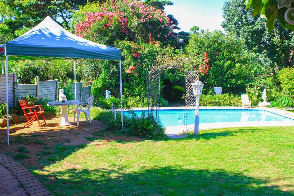 Swimming pool sa o malapit sa Heroes Garden Lodge